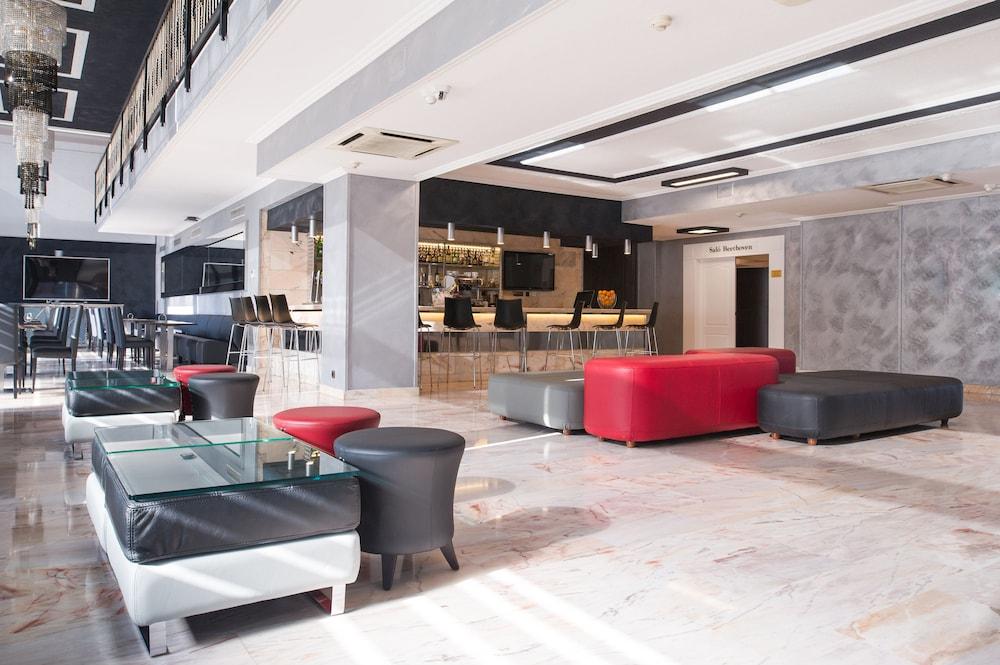 Salles Ciutat Del Prat Barcelona Airport El Prat de Llobregat Bagian luar foto